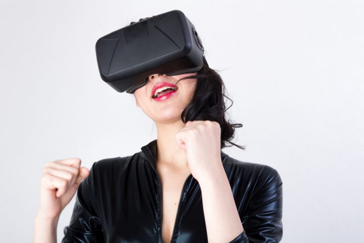 VR「仮想現実」の意味とは？VRの特徴と活用例