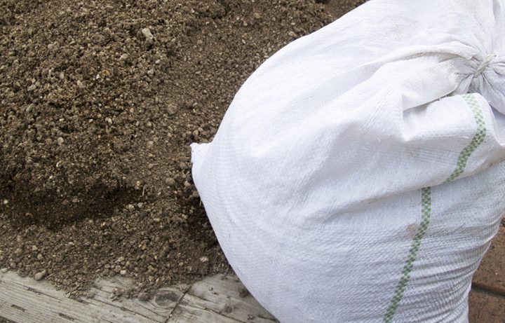 ガーデニングで使用する土は「基本用土」と「補助用土」に分類される