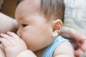 赤ちゃんが母乳を飲まない原因と対策 ‐ すぐ寝たり授乳時間が短いなど