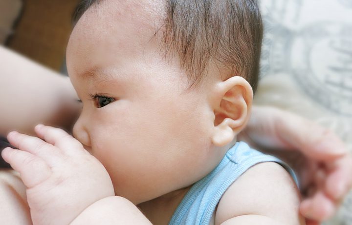 赤ちゃんが母乳を飲まない原因と対策 ‐ すぐ寝たり授乳時間が短いなど