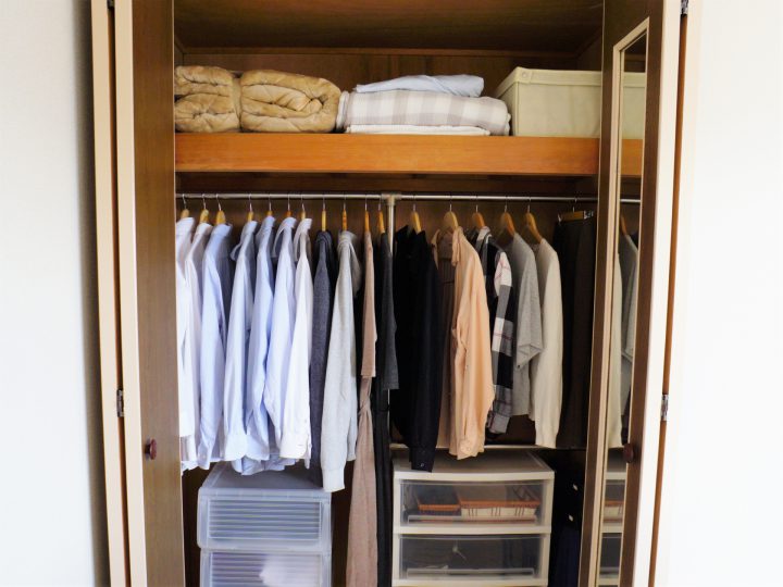 洋服収納のコツと収納方法を紹介。取り出しやすく衣類を収納しよう！