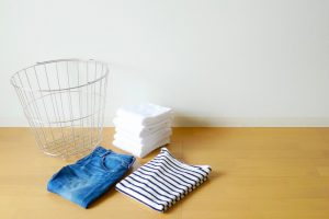 服のたたみ方を種類別に解説！簡単にたたむポイントや収納術も紹介