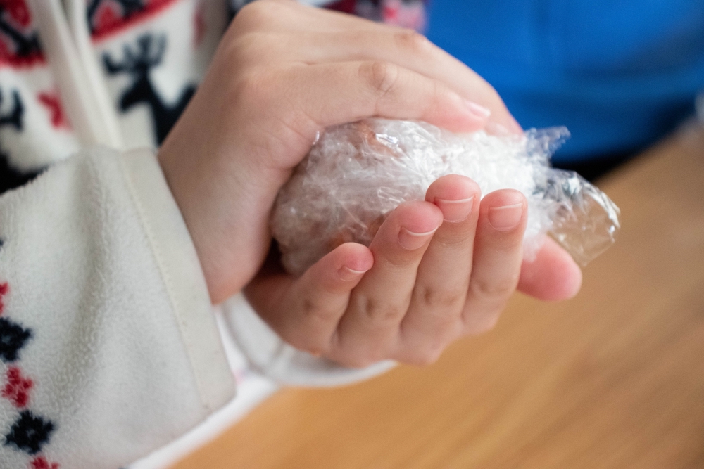 おにぎりはラップとアルミホイルどちらで包む 包み方 おいしいおにぎりの作り方を解説 For Your Life おにぎりはラップとアルミホイルどちらで包む 包み方 おいしいおにぎりの作り方を解説 For Your Life