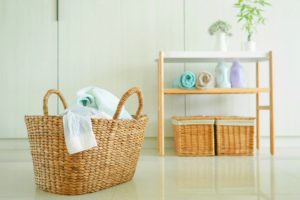 ポリエステル衣類の洗濯方法・注意点を紹介！洗濯機と手洗いはどちらがおすすめ？