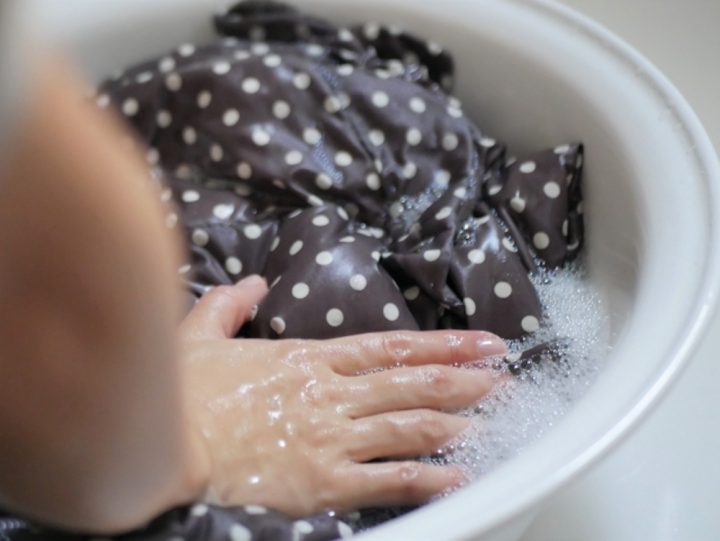 ポリエステル衣類を手洗いする方法