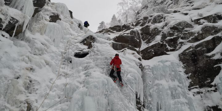 氷の壁を登る！アイスクライミング