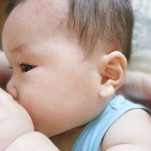 赤ちゃんが母乳を飲まない原因と対策 ‐ すぐ寝たり授乳時間が短いなど